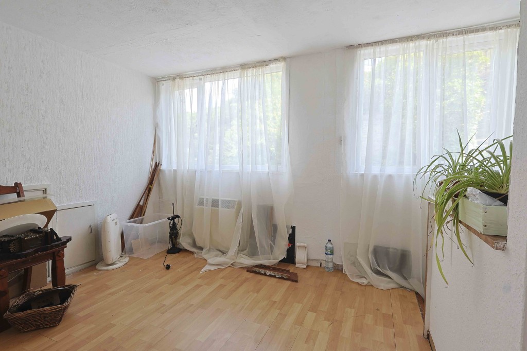 Lot: 183 - MID-TERRACE PROPERTY ARRANGED OVER THREE FLOORS IN POPULAR LOCATION - Loft room